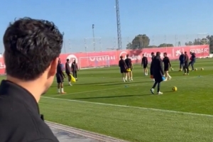 退役后仍心系俱乐部，塞维利亚晒视频：赫苏斯-纳瓦斯参观训练！