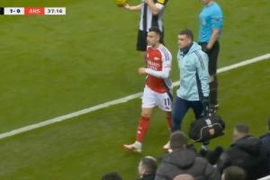 马丁内利第37分钟伤退，恩瓦内里替补登场