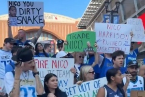 意难平！大批独行侠站在诺维茨基雕像旁 抗议球队交易东契奇