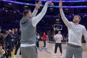 万众瞩目！东契奇赛前练习底角三分 场边一堆摄像头对着拍