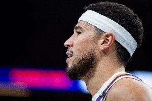 表现一般！布克13中6&三分3中0拿到17分9助攻