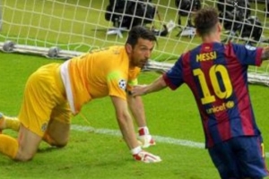 布冯：15年欧冠决赛失利后抱着妻子哭了五分钟，就像喝了一夜的酒