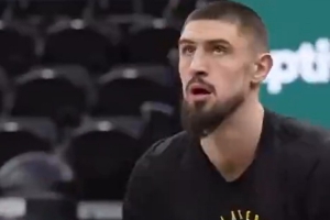 今日上演湖人首秀！来看看新援莱恩的热身 篮下小抛投很准啊~