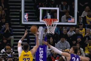 东契奇转换助飞海斯&追身撤步三分命中 随后摇头晃脑噘嘴庆祝