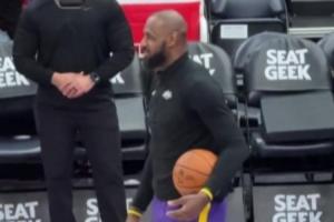 这是在干啥😂？詹姆斯热身时“怒喷”里夫斯：你太TM辣鸡了~