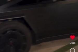 🤯乌布雷送训练师赛博皮卡 车上插了训练师所著真人大小新书~