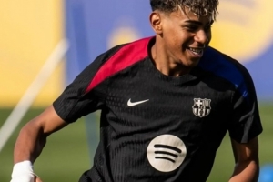 马卡：亚马尔在训练中右手缠着绷带，但上场比赛不会受到影响