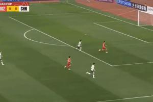 有脚下、有自信！国青门将刘骐玮门晃倒上抢的对手