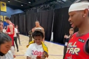 亲和力拉满🥰亚历山大拿出自己的全明星戒指 让小球迷试戴