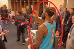 欧文抱着全明星冠军奖杯杀到巴克利队更衣室：好好享受假期吧你们