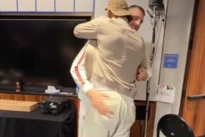 👬詹姆斯穿便装巡礼更衣室 约基奇上去就拍了拍他🍑