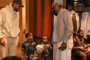 字母哥带儿子结识今年的全明星：我的孩子们和一些GOATs在一起