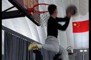 不过如此🤭！前CBA扣篮王杨浩复刻麦克朗转体炸扣：幅度没我大~
