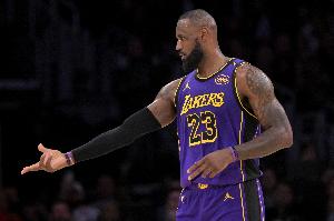 🤔真要让位了？詹姆斯半程场均得分24.3 新秀赛季后首次低于25