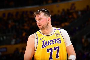 状态有点差！东契奇半场9中2&三分5中0拿4分7板5助 5失误