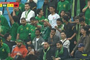 看台沙特球迷目睹主裁判给中国队点球，比划手抗议示意看VAR