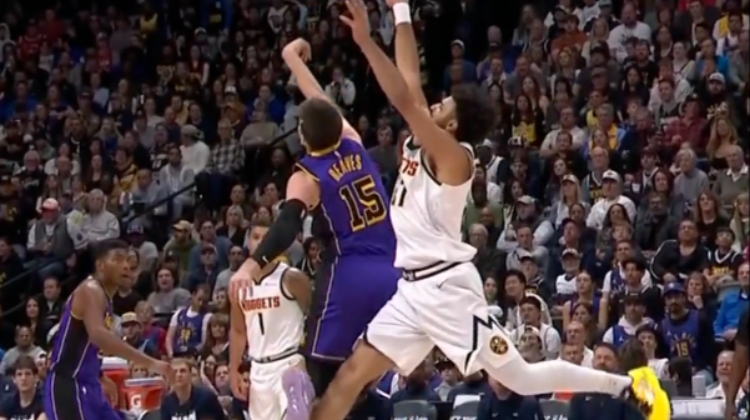 穆雷借掩护三分出手造成里夫斯犯规 雷迪克随即挑战成功改为好帽