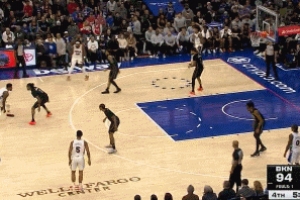 这球太难了！乔治弧顶连续变向 顶着扎威强突慢三步打板抛投！