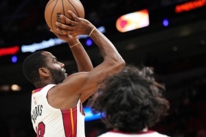 😒还能更铁一点不！伯克斯12投仅中1&三分8中1拿5分5板2断