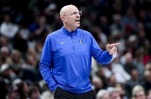 基德：球员们拼尽了全力 今晚湖人是表现更好的一方