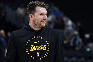 欧文谈交易后首次面对东契奇：尴尬地像💩一样