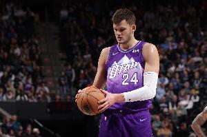 100%命中率砍25+10+5且无失误！凯斯勒比肩约基奇 历史唯二