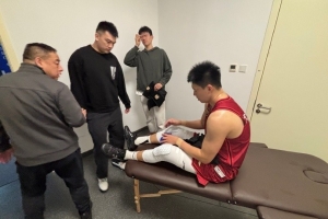 京媒：雷蒙感觉小腿外侧肌肉拉伤 今晚缺阵&明天去医院检查