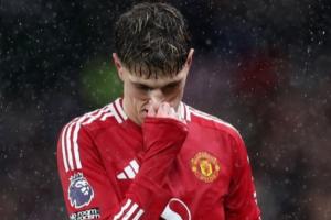 难受😞加纳乔发社媒一脸沮丧，因多古吃红曼联被迫调整换下了他