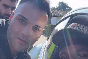 你是？小图拉姆遇到酷似劳塔罗的球迷并合影😂这简直就是本人！