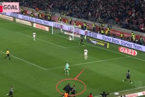 为了和凯恩说快夺冠了🤣🤣孔帕尼激动冲场庆祝，全队抱成一团