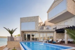 每晚655镑！太阳报：胡梅尔斯将其位于克罗地亚的别墅对外出租