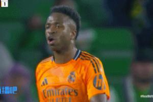 👀维尼修斯染黄后持续说话抱怨，碎碎念十多秒&直到安东尼提醒