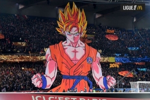 逝世一周年，法甲官推晒昔日巴黎主场龙珠TIFO：鸟山明经典永存