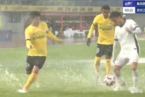 这比赛🤣西海岸主场积水严重，球员在场上奔跑水花飞溅💦