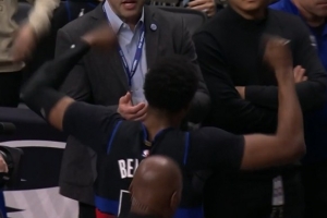 😓图啥呀！马利克-比斯利朝篮网观众席咆哮挑衅&领到第2T被驱逐