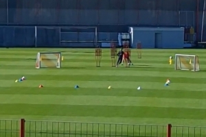 记者：基米希和拜仁一起进行了热身，然后开始单独训练