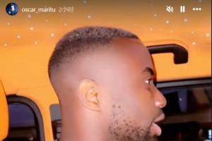 和国足一个地儿👀小奥斯卡晒动态：开豪车行驶在迪拜街头