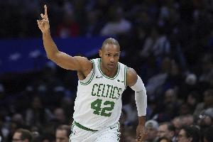 老骥伏枥！霍福德12中7贡献19分8板3断 正负值+4