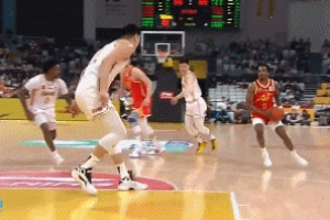 🤕看着就疼！焦海龙背对踩到队友古德温的脚&扭伤脚踝十分痛苦