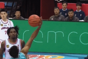 攻防俱佳！杨瀚森成功干扰克劳福德扣篮&随后跟进完成双手暴扣