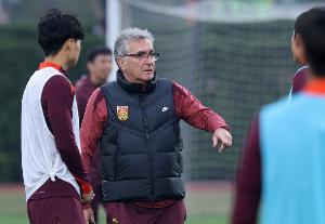 津媒：国足迪拜集训硬件有保障 有专属训练场地&酒店一人一房