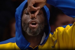 太装了😯！追梦末节在场边捏着鼻子 嘲讽篮网太臭了