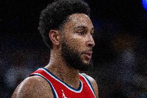 船记：本-西蒙斯对阵湖人时和其他球员顶到了膝盖 引发了炎症