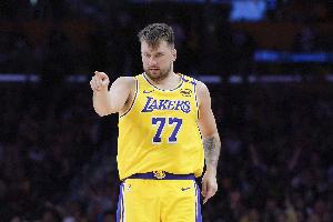 😮东契奇生涯第一次随队拿下8连胜 而他来到湖人后仅打了10场