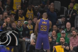 🥰领兵冲杀！詹姆斯二次进攻打进加罚 立定场边非常陶醉