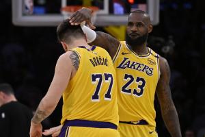 🔥黄绿大战！湖人首发：东契奇、里夫斯、范德彪、DFS、詹姆斯