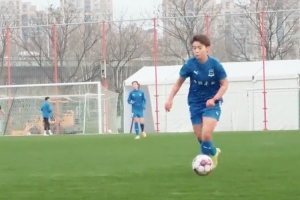 武汉女足与武汉岁月传承明星队进行热身赛 王霜以赛代练寻找状态