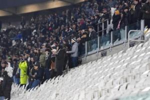 0-4惨败！米体：尤文球迷在主场抗议球队和管理层，多人提前离场