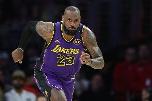 队记：詹姆斯自从被雷迪克批评以来打出一阵水准 攻防一体🤯