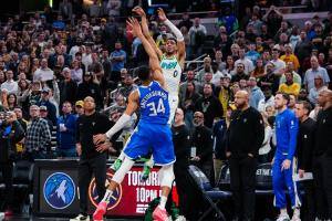 😂哈利伯顿超级3+1绝杀雄鹿瞬间：哈姆经典双手插兜抢镜🤦